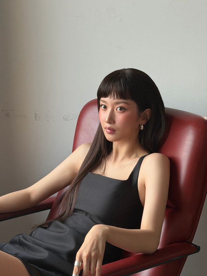 Moon Ga Young khoe góc nghiêng thanh tú trong hậu trường. (Nguồn: Instagram nhân vật)