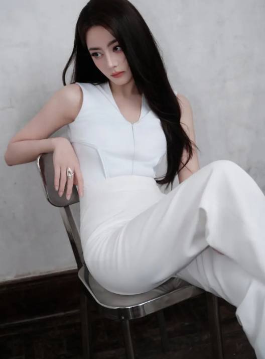 Khả năng làm chủ ống kính ấn tượng giúp Địch Lệ Nhiệt Ba ghi điểm tuyệt đối trong mắt người hâm mộ. Ảnh: Sohu