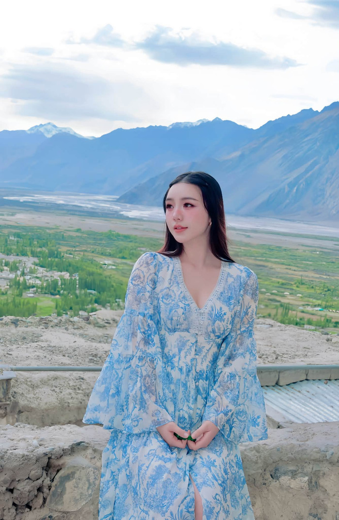 Vẻ đẹp dịu dàng của nữ diễn viên Quỳnh Kool giữa khung cảnh núi non Himalaya hùng vĩ. (Nguồn: FBNV)