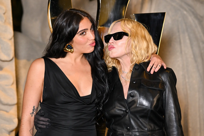 Madonna và Lourdes cùng hát về áp lực khi là con của một siêu sao nổi tiếng toàn cầu.