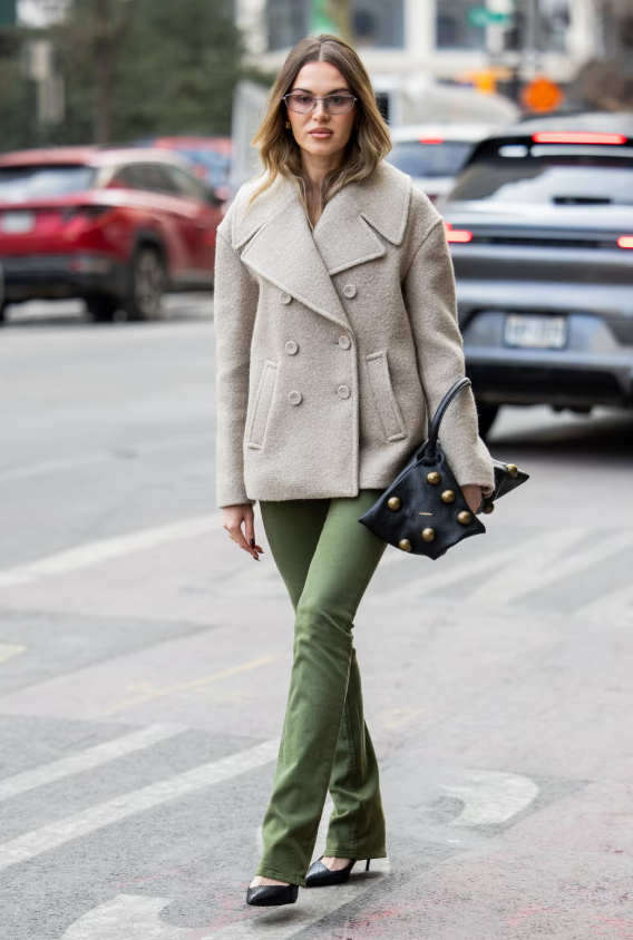 Khoác ngoài bằng áo màu camel hoặc trench coat be. Ảnh: Getty Images