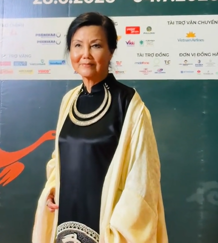 Diễn viên Kiều Chính gây chú ý với nhan sắc tuổi U90 tại thảm đỏ Liên hoan phim châu Á Đà Nẵng lần thứ tư. Ảnh: Chụp màn hình