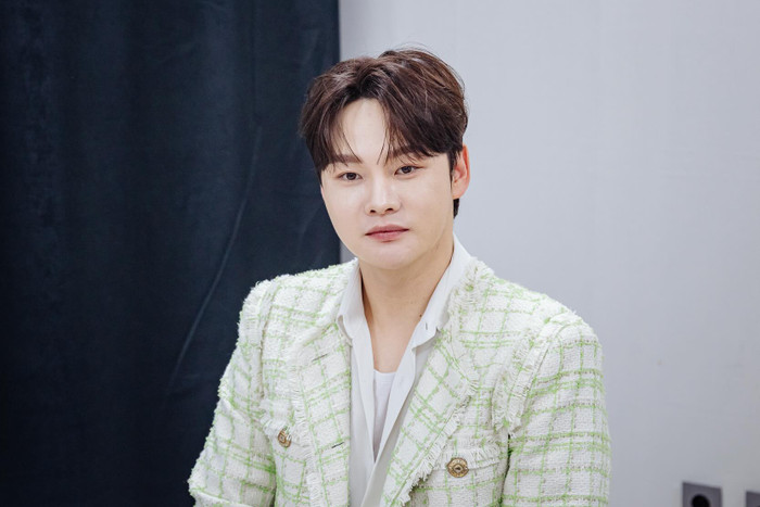 Nam ca sĩ Park Seo Jin suýt gây sự cố phát sóng vì bất ngờ mất tập trung. (Nguồn: Instagram nhân vật)