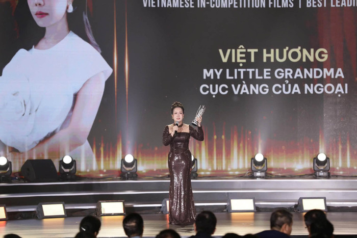 Việt Hương được vinh danh Nữ diễn viên chính xuất sắc tại DANAFF IV với vai bà Hậu trong Cục vàng của ngoại. Ảnh: DANAFF.