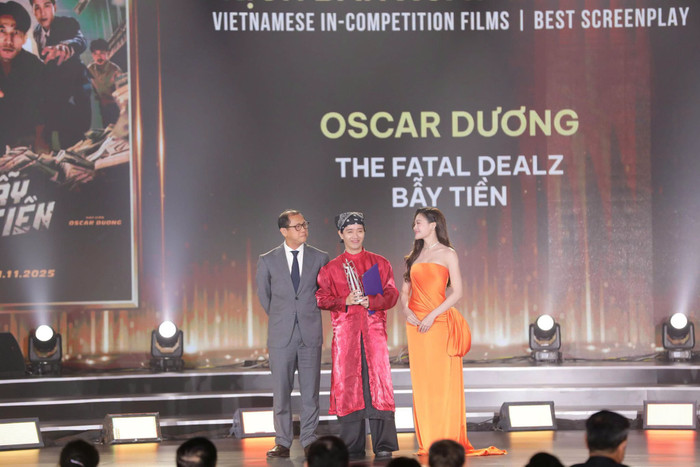 Đạo diễn trẻ Oscar Dương nhận giải Kịch bản xuất sắc nhất với tác phẩm Bẫy Tiền. Ảnh: BTC