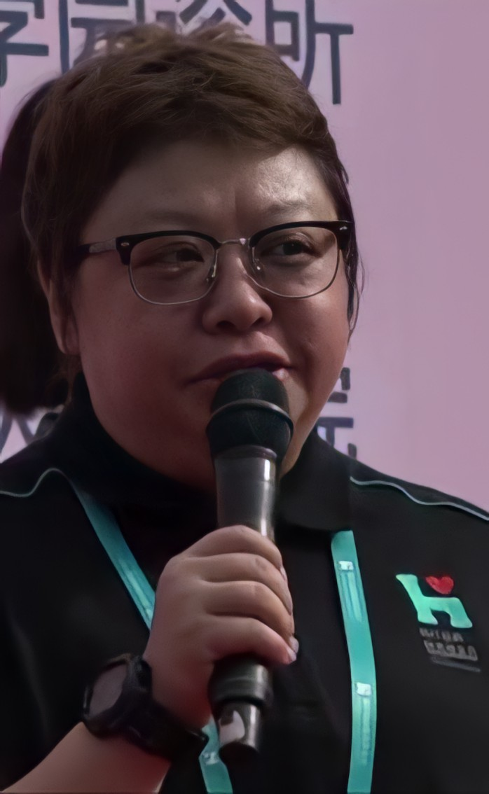 Hàn Hồng từng vướng vào ồn ào bị nghi ăn chặn tiền từ thiện hàng trăm tỷ đồng.