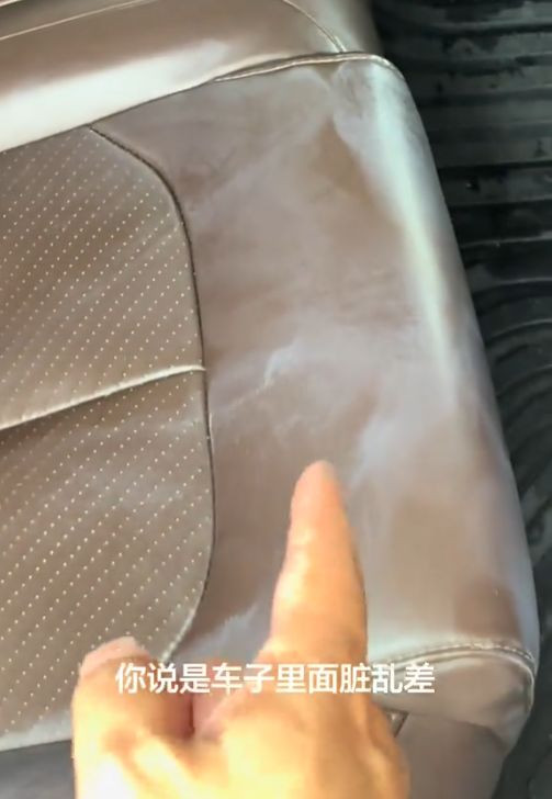 Chở ba nữ hành khách, tài xế xe công nghệ bàng hoàng khi kiểm tra ghế ngồi Ảnh 1