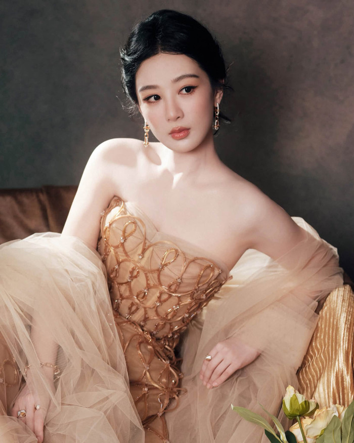 Dương Tử khoe vẻ đẹp quyến rũ với váy cúp ngực được thiết kế cầu kỳ. Ảnh: Weibo
