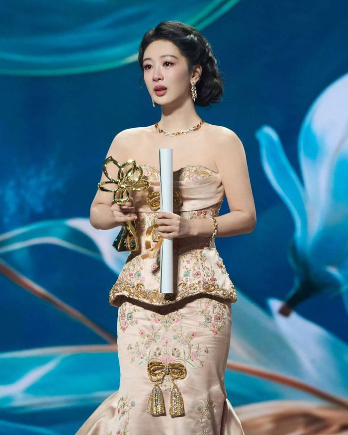 Dương Tử lên nhận giải Thị hậu Bạch Ngọc Lan lần thứ 31. Ảnh: Weibo&nbsp;