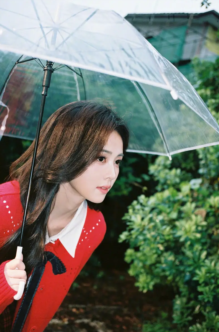 Bạch Lộc vẫn ghi điểm nhờ thần thái mềm mại và nét đẹp thanh thoát (Ảnh: Weibo).
