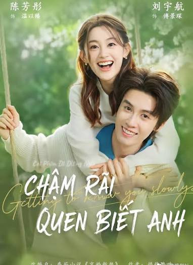 Chậm Rãi Quen Biết Anh bắt đầu bằng một cuộc hôn nhân sắp đặt giữa Ôn Dĩ Trăn và Phó Cảnh Sâm. Dù thống nhất sẽ không can thiệp vào cuộc sống của nhau, cả hai dần bị cuốn vào những thay đổi trong cảm xúc. Trong khi Ôn Dĩ Trăn còn giữ khoảng cách, Phó Cảnh Sâm lại là người rung động trước và từng bước theo đuổi vợ mình. Mô-típ tổng tài thâm tình kết hợp chuyện tình cưới trước yêu sau giúp tác phẩm được nhiều khán giả yêu thích.