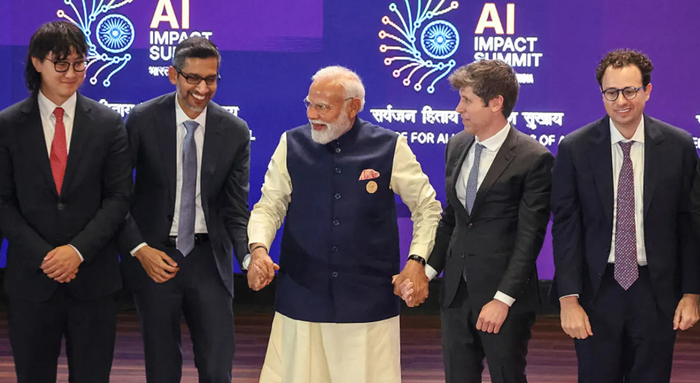 Thủ tướng Ấn Độ Narendra Modi (C) chụp ảnh lưu niệm cùng các lãnh đạo công ty trí tuệ nhân tạo, bao gồm Giám đốc điều hành OpenAI Sam Altman (thứ 2 từ phải), Giám đốc điều hành Anthropic Dario Amodei (phải), Giám đốc điều hành Google Sundar Pichai (thứ 2 từ trái) và Giám đốc AI của Meta Alexandr Wang (trái), tại Hội nghị thượng đỉnh Tác động của Trí tuệ Nhân tạo ở New Delhi vào ngày 19 tháng 2 năm 2026. Ảnh: Getty Images