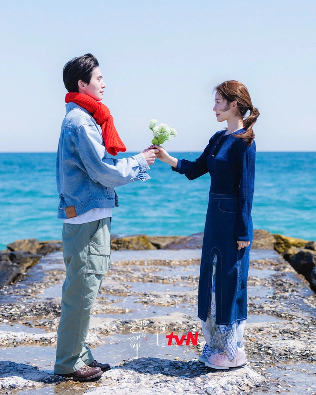 Yoo In Na chiếm trọn cảm tình khán giả nhờ sự tinh tế trong chuyến đi kỷ niệm 10 năm Goblin.