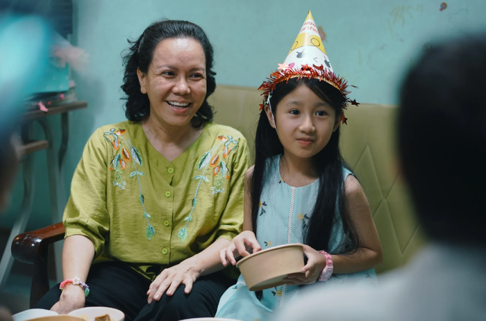 Sau thành công của Chị dâu, Việt Hương tiếp tục được Khương Ngọc tin tưởng giao vai chính trong phim Cục vàng của ngoại.