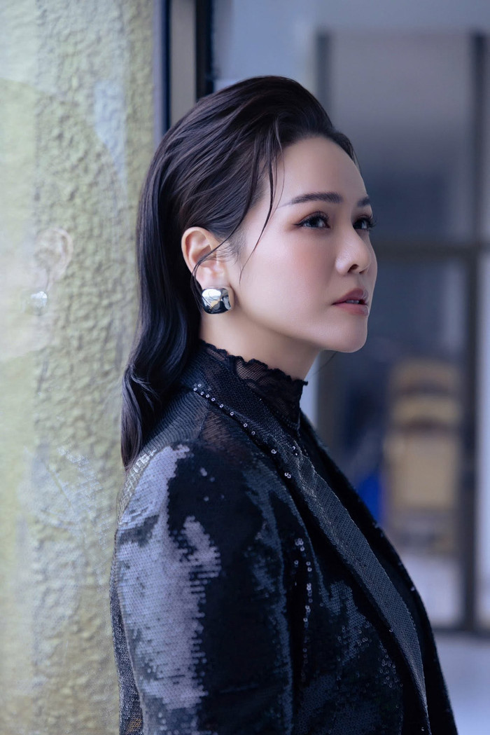 Nhật Kim Anh tỏa sáng với thần thái lạnh lùng, thẳng thắn tiết lộ lý do chưa tìm bến đỗ mới. (Nguồn: FBNV)