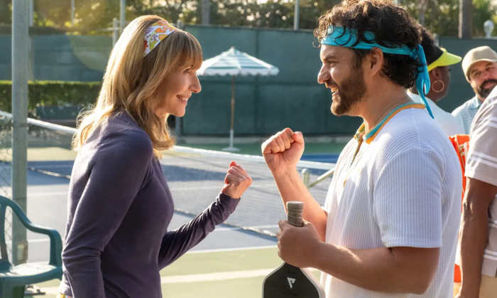 Cựu thần đồng tennis hết thời Jake Johnson tìm lại hào quang qua bộ môn 'hot trend' pickleball trong tác phẩm hài thể thao The Dink của Apple TV. Ảnh: Apple TV