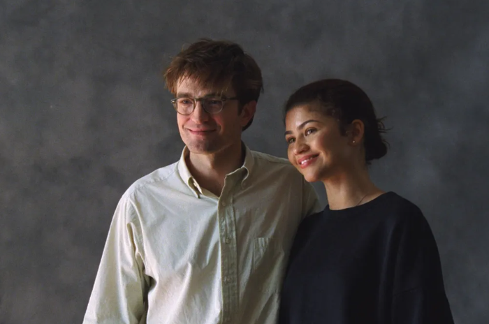 Ánh mắt đầy bí ẩn của cặp đôi Zendaya và Robert Pattinson trong The Drama bộ phim hài đen gây sốt của hãng A24 chuẩn bị lên sóng HBO Max ngày 31/7. Ảnh: NSX