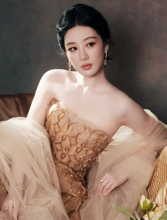 Mẫu đầm dạ hội ánh kim lấp lánh tôn lên vóc dáng thanh mảnh và những đường cong quyến rũ của Dương Tử. Ảnh: Sohu