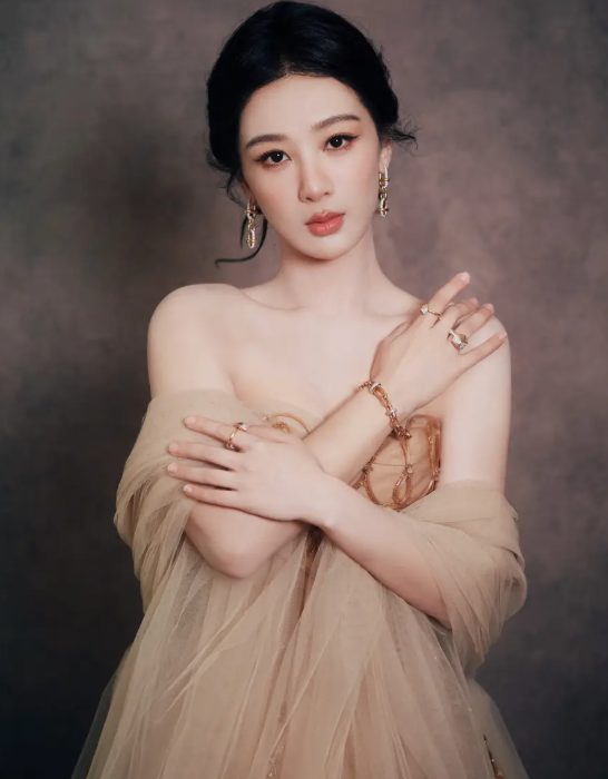 Cận cảnh nhan sắc rạng ngời và tạo hình sang trọng của Dương Tử trong loạt ảnh mới nhất. Ảnh: Sohu