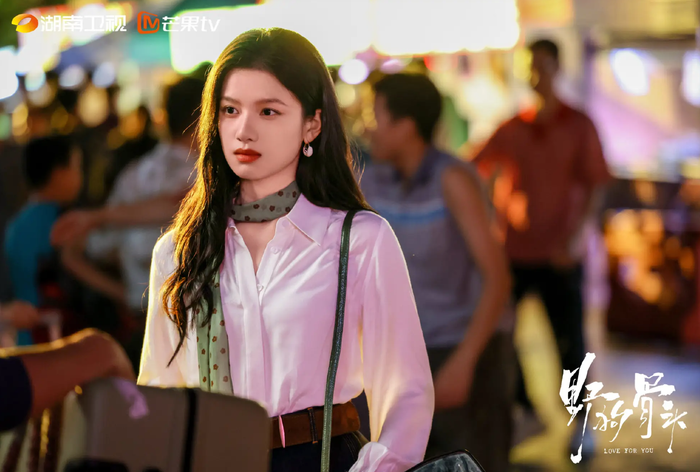 Khí chất u buồn đặc trưng giúp Trương Tịnh Nghi dễ dàng hóa thân vào vai diễn cô gái thanh xuân chịu nhiều tổn thương. Ảnh: Mango TV
