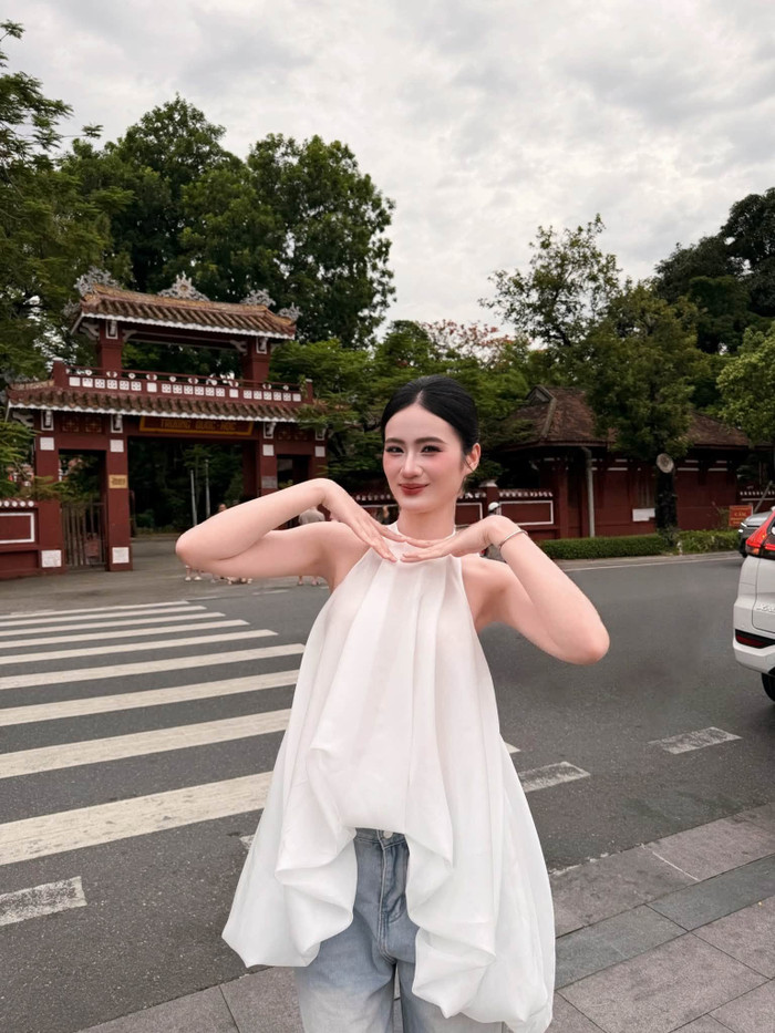 Nhan sắc rạng rỡ của Hoa hậu Ý Nhi.