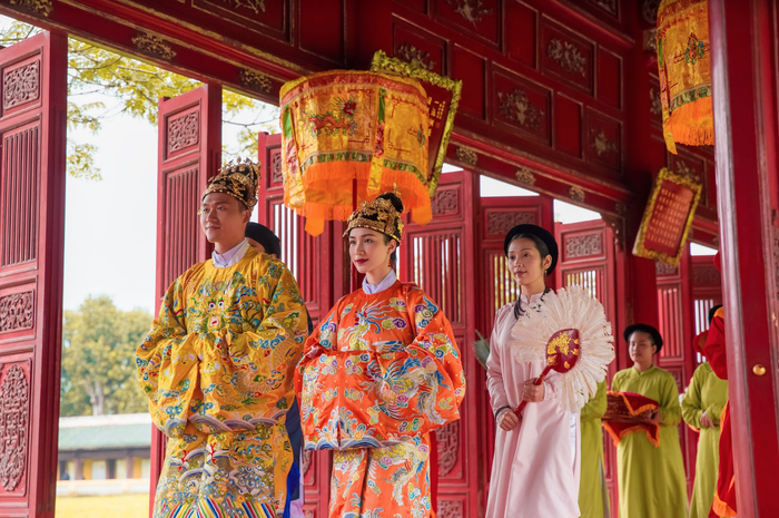 Hòa Minzy trong phân cảnh đám cưới cùng Vua Bảo Đại.
