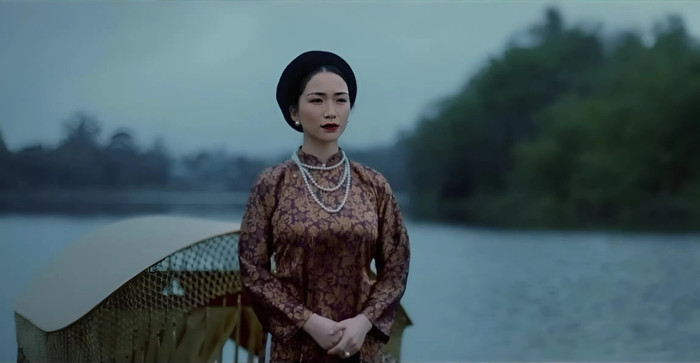 Hòa Minzy thể hiện ấn tượng cảnh Nam Phương Hoàng Hậu đau buồn vì chuyện tình với Vua Bảo Đại.