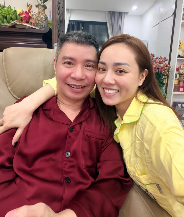 NSND Công Lý xuất hiện với nụ cười thoải mái trong loạt ảnh đời thường được gia đình chia sẻ. Ảnh: FBNV.