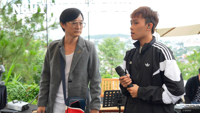 Nhạc sĩ Nguyễn Nhất Huy tận tình chỉ dẫn Hồ Văn Cường trong buổi tổng duyệt chương trình (Ảnh: FBNV).