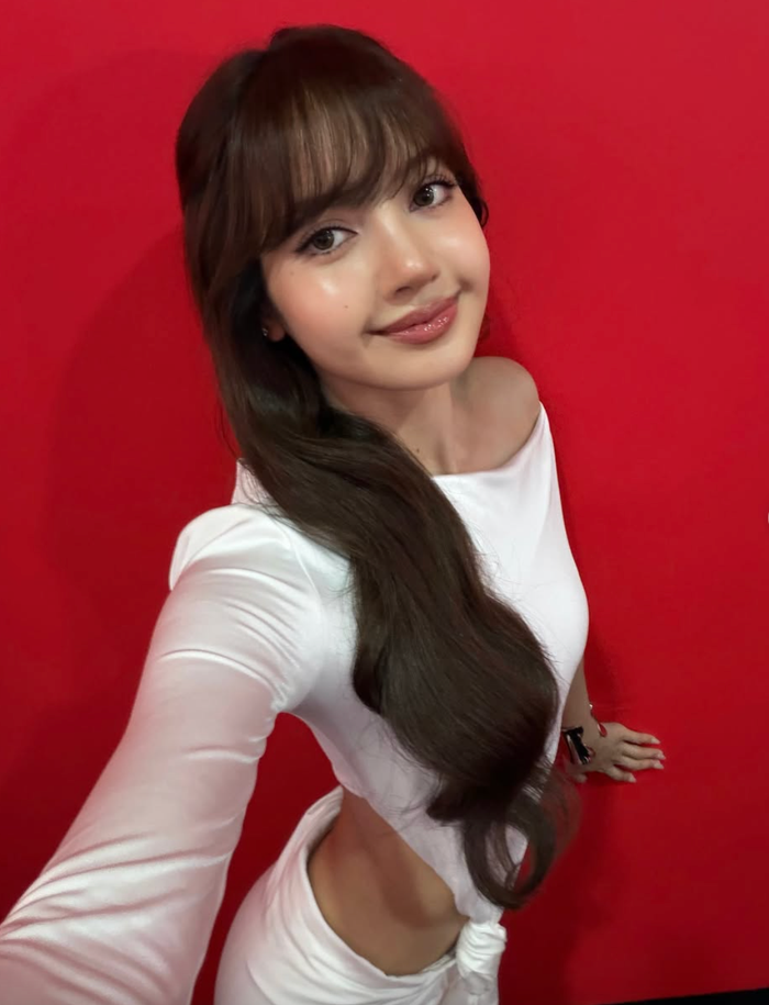 Lisa (BLACKPINK) khoe nhan sắc nổi bật, visual như búp bê gây sốt mạng xã hội Ảnh 2