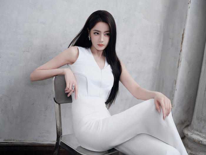 Địch Lệ Nhiệt Ba luôn trân trọng tình cảm của khán giả. Ảnh: Weibo