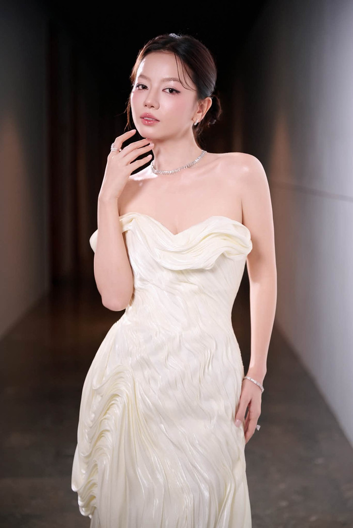 Mỹ nhân 'Mưa Đỏ' khoe trọn bờ vai trần và xương quai xanh quyến rũ. (Nguồn: FBNV)
