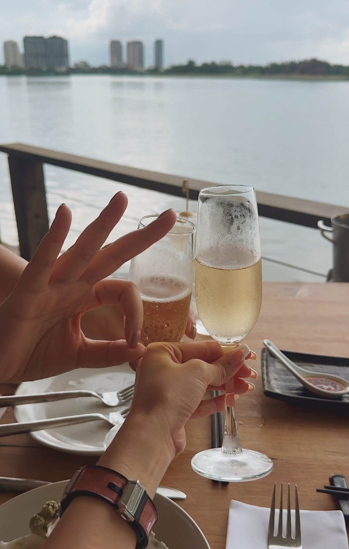 Mai Phương Thúy và 'mối tình 14 năm' đã dành thời gian ăn uống, trò chuyện cùng nhau. Ảnh: FBNV
