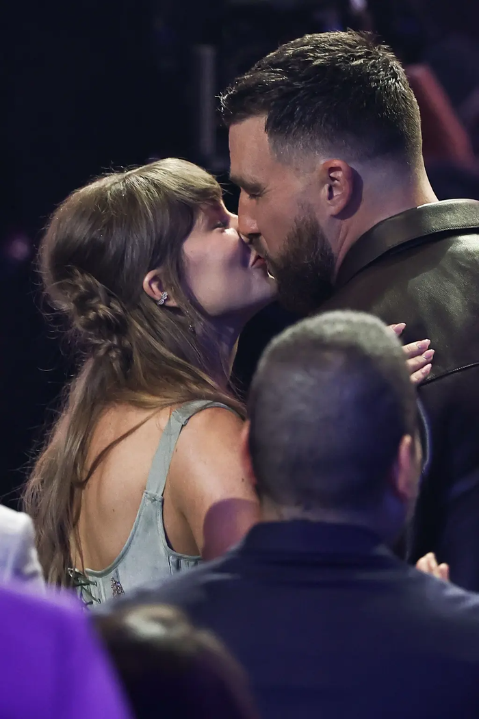 Taylor Swift và Travis Kelce đã tự viết lời thề và mỗi người dành khoảng 20 phút để bày tỏ tình cảm trước hơn 1.000 khách mời.