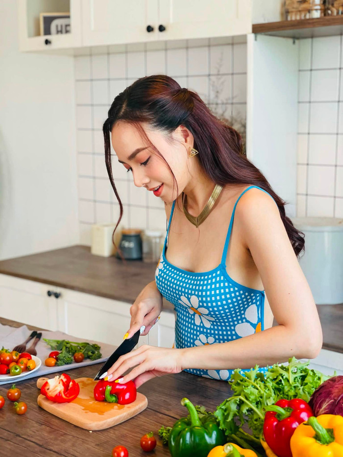 Đinh Ngọc Diệp khoe nhan sắc 'không tuổi' vạn người mê khi vào bếp. (Nguồn: FBNV)