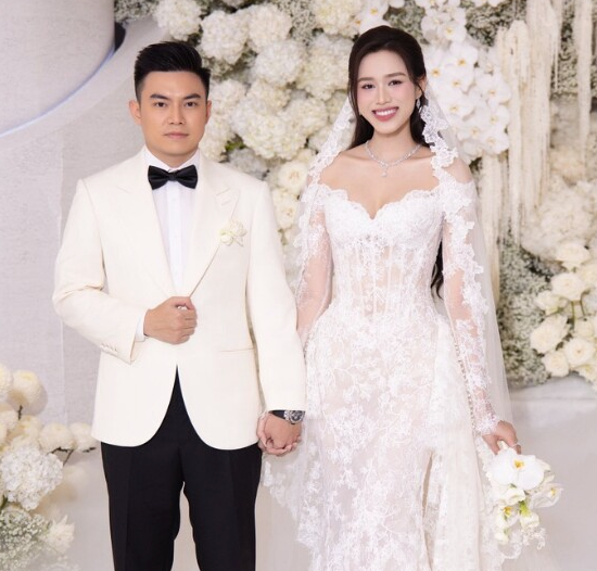 Hoa hậu Đỗ Thị Hà sánh đôi cùng chồng Viết Vương. Đám cưới của cặp đôi được đông đảo bạn bè, khán giả và giới truyền thông chúc phúc. Ảnh: Đỗ Thị Hà