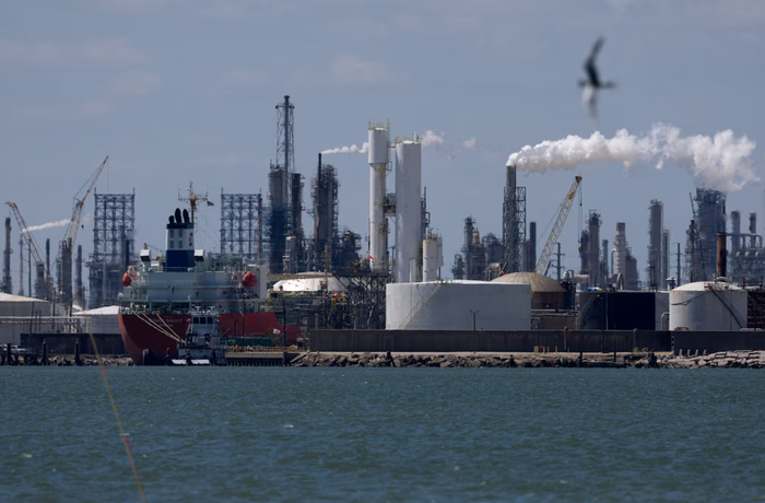 Giá dầu thế giới giảm nhẹ sau quyết định nâng sản lượng của OPEC+ từ tháng 8. Ảnh: Reuters