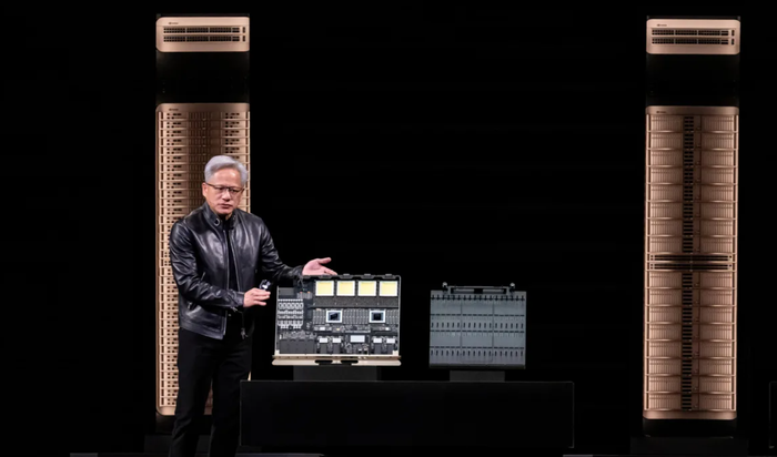 Jensen Huang, giám đốc điều hành của Nvidia Corp., phát biểu bên cạnh một Vera Rubin Ultra Kyber Compute Tray và một Vera Rubin Ultra Kyber NVLink MidPlane trong bài phát biểu quan trọng tại hội nghị Nvidia GTC ở San Jose, California, Hoa Kỳ. Ảnh: Bloomberg