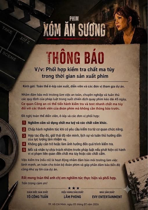 Không khí lễ cúng khai máy diễn ra ấm cúng, với bối cảnh được hé lộ mang màu sắc đời sống của một khu lao động, đúng tinh thần câu chuyện mà bộ phim hướng tới. Ảnh: FBNV.