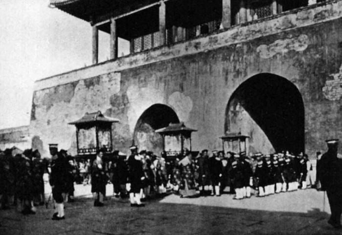 Bức ảnh ghi lại đám cưới của Uyển Dung và Vua Phổ Nghi (Ảnh:&nbsp;Wikimedia Commons).