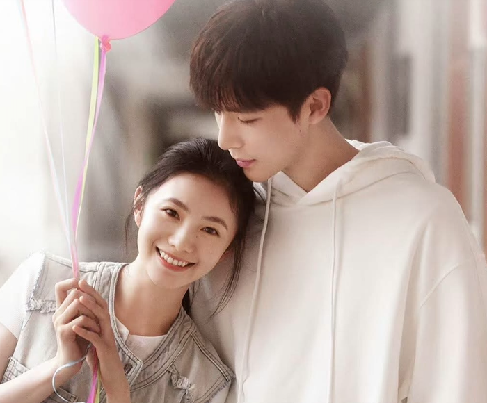 Sa Vào Tình Yêu Cuồng Nhiệt Của Chúng Ta bắt đầu từ những hiểu lầm giữa Từ Chi và Trần Lộ Chu trong giai đoạn chuẩn bị cho kỳ thi đại học. Cả hai từng cho rằng đối phương là người không đáng tin, nhưng những lần tiếp xúc sau đó lại khiến khoảng cách dần thu hẹp. Khi tình cảm vừa chớm nở, Trần Lộ Chu phải ra nước ngoài du học, tạo nên thử thách lớn cho mối quan hệ của họ. Sau một thời gian xa cách, anh quyết định trở về nước, nhập học cùng trường với Từ Chi để tiếp tục theo đuổi tình yêu. Lưu Hạo Tồn và Vương An Vũ góp phần tạo nên sức hút cho câu chuyện tình mang màu sắc cuồng nhiệt, trẻ trung.