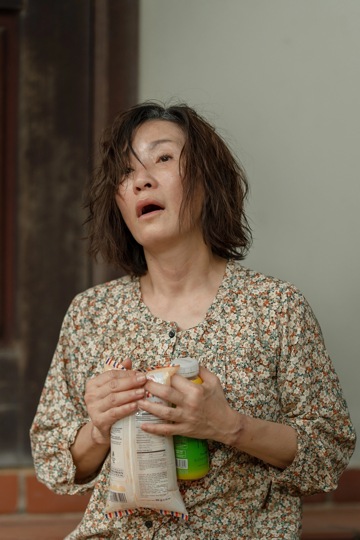 Xúc động với vai bà Hạnh của Hồng Đào trong Mang Mẹ Đi Bỏ.