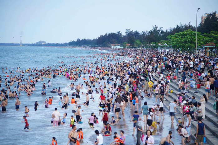 Du khách tắm biển Cửa Lò.