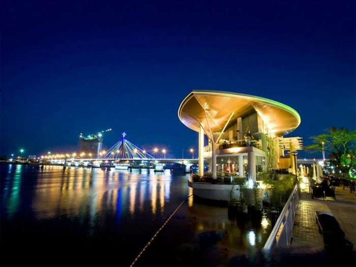 Thưởng thức cà phê view sông Hàn.