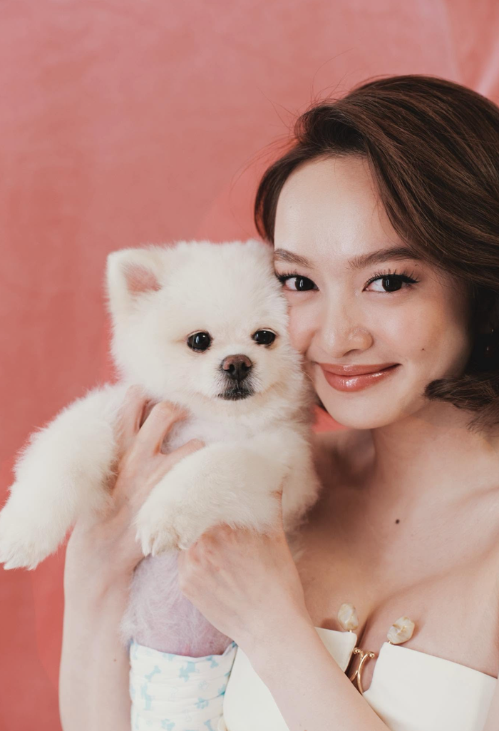 Nữ diễn viên sỡ hữu vẻ ngoài xinh đẹp. Cô yêu động vật và những thứ dễ thương. Ảnh: FBNV