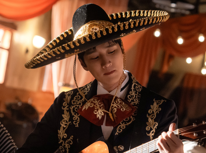 Chiếc mũ sombrero và cây đàn guitar mang đến diện mạo hoàn toàn khác cho Jin Yi Soo.