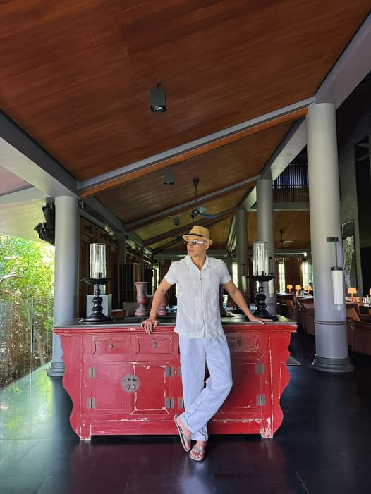 Lương Thế Thành khoe dáng phong trần, chính thức nhập hội 'ở nhà chăm bầu'. (Nguồn: FBNV)