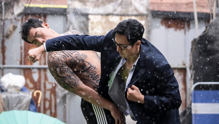 So Ji Sub có những cảnh hành động đầy mãn nhãn trong Đặc vụ Kim tái khởi động. Ảnh: Netflix
