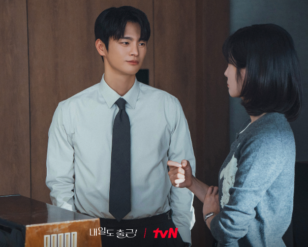 Những ánh mắt và nụ cười báo hiệu chuyện tình nơi công sở sắp có bước ngoặt.