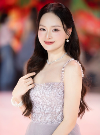 Lan Phương cho thấy sự cân bằng giữa công việc và vai trò làm mẹ qua những khoảnh khắc giản dị. Ảnh: FBNV